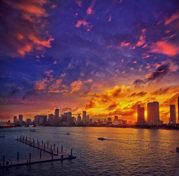 Miami centro skyline pôr do sol Florida EUA — Fotografia de Stock