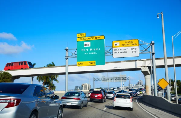 Miami trafik körning till Miami beach Florida — Stockfoto