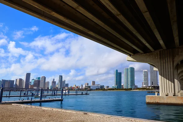 Skyline downtown Miami pod mostem na Florydzie — Zdjęcie stockowe