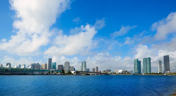 Centrum zonnige skyline van Miami in Florida Usa — Stockfoto