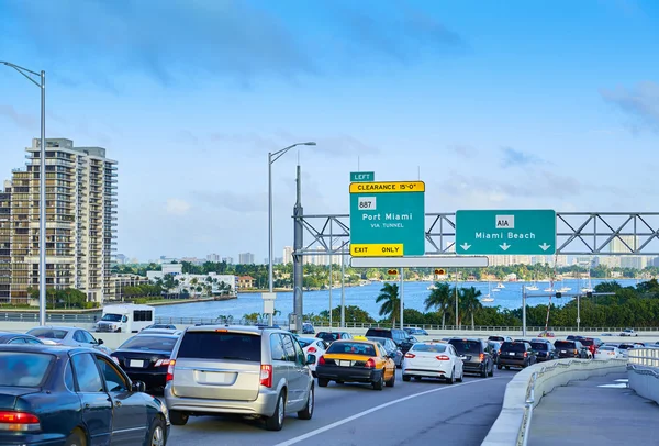 Miami verkeer rijden naar Miami beach Florida — Stockfoto