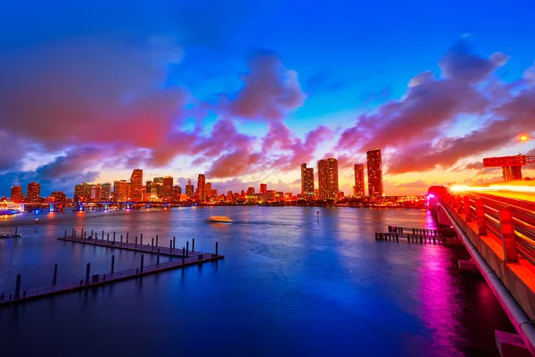 Miami centro skyline pôr do sol Florida EUA — Fotografia de Stock