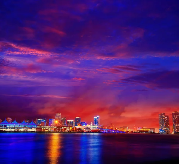 Zachód słońca downtown skyline Miami, Florida nas — Zdjęcie stockowe