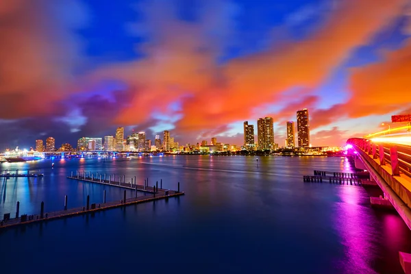 Ηλιοβασίλεμα στον ορίζοντα στο κέντρο της πόλης Μαϊάμι Φλόριντα μας — Φωτογραφία Αρχείου