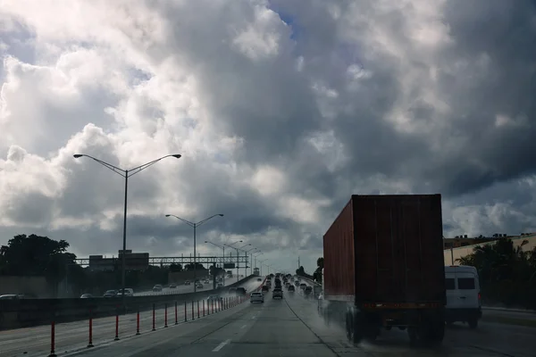 Miami Florida regniga drivande road med lastbilar — Stockfoto