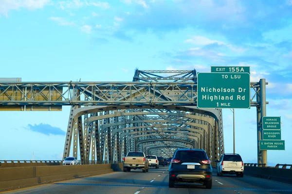 Horace Wilkinson Bridge i Mississippifloden — Stockfoto