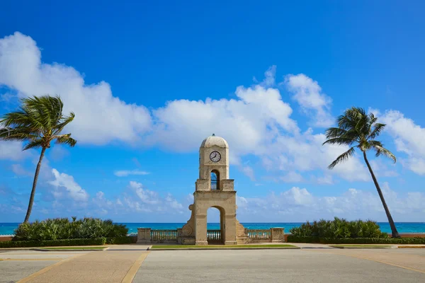 Palmenstrand wert avenue clock tower florida — Stockfoto