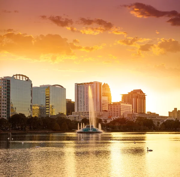 Coucher de soleil Orlando skyline au lac Eola Floride US — Photo