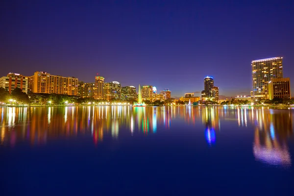 Orlando skyline naplementében lake Eola Florida minket — Stock Fotó