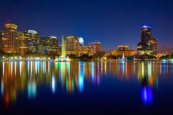 Orlando skyline naplementében lake Eola Florida minket — Stock Fotó