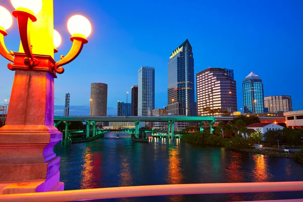 Florida Tampa skyline bij zonsondergang in ons — Stockfoto