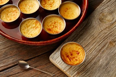 Muhallebi krem karamel Flan tatlı bain marie