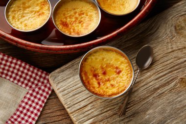 Muhallebi krem karamel Flan tatlı bain marie