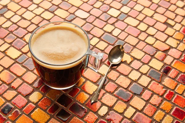 Copa de vidrio de café con crema en azulejos mesa roja —  Fotos de Stock