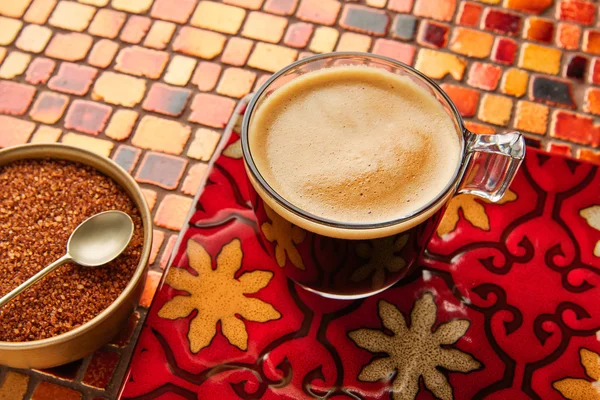 Copo de vidro de café com creme em telhas mesa vermelha — Fotografia de Stock