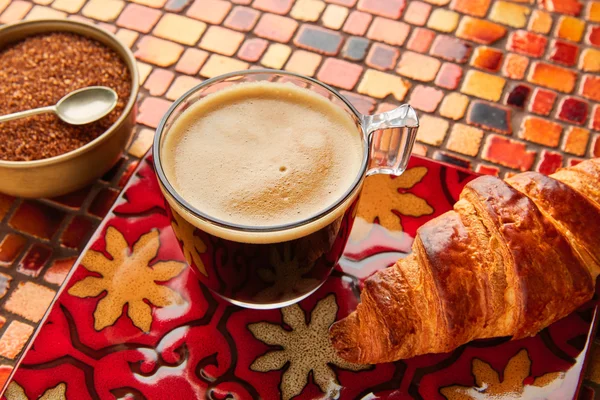 Café da manhã croissant café com açúcar mascavo — Fotografia de Stock
