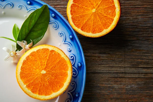 Cortar fruta naranja abierta con flor naranja —  Fotos de Stock
