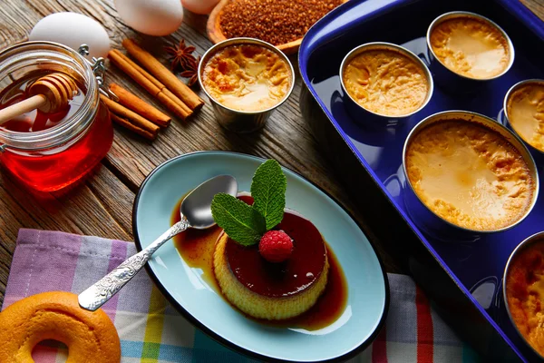 Muhallebi krem karamel Flan tatlı bain marie — Stok fotoğraf