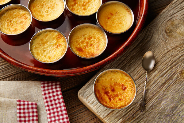 Карамельный десерт с заварным кремом
