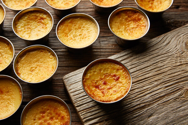 Карамельный десерт с заварным кремом
