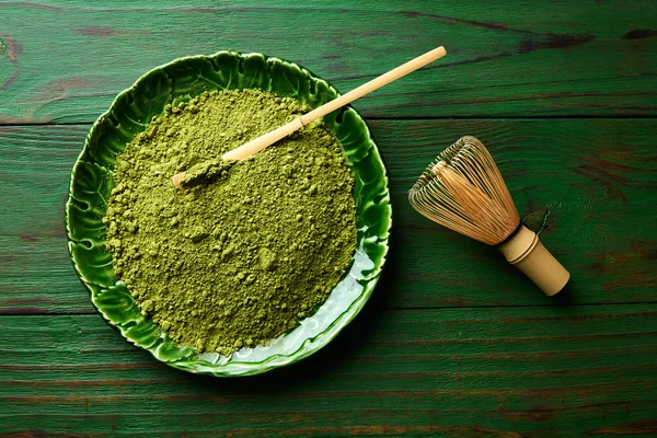 Matcha chá em pó de bambu chasen e colher — Fotografia de Stock
