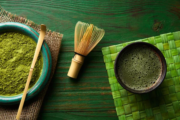 Matcha te pulver bambu chasen och sked — Stockfoto