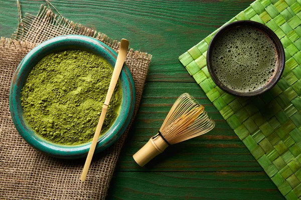 Matcha çay toz bambu chasen ve kaşık — Stok fotoğraf