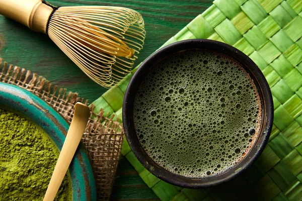 Matcha té en polvo de bambú chasen y cuchara — Foto de Stock