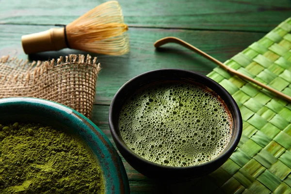 Matcha te pulver bambu chasen och sked — Stockfoto