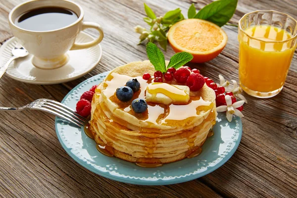 Tortitas desayuno jarabe café y jugo de naranja — Foto de Stock