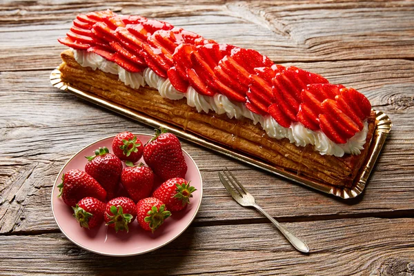 Erdbeeren Blätterteigkuchen auf Holz — Stockfoto