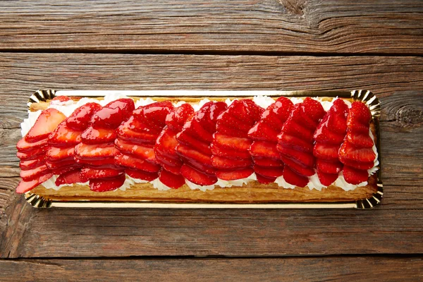 Erdbeeren Blätterteigkuchen auf Holz — Stockfoto