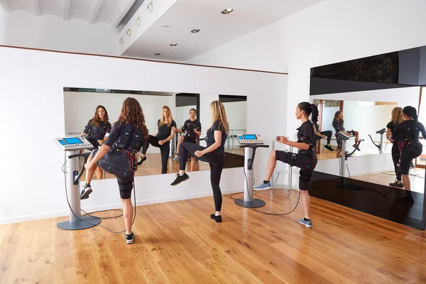 EMS eletroestimulação mulheres exercícios — Fotografia de Stock