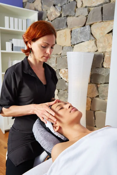 Mulher de massagem na cabeça com fisioterapeuta — Fotografia de Stock