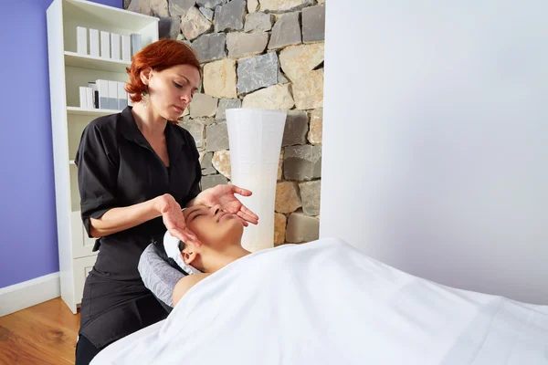 Mujer masaje de cabeza con fisioterapeuta — Foto de Stock
