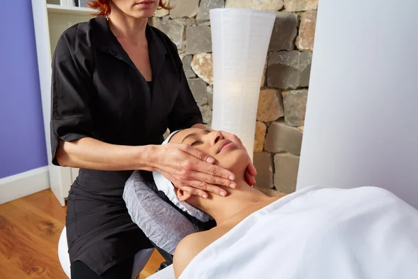 Mulher de massagem na cabeça com fisioterapeuta — Fotografia de Stock