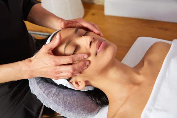 Head massage woman with physiotherapist — Stock Photo, Image