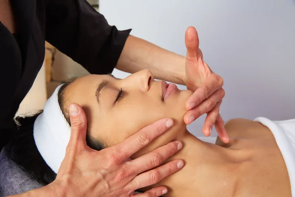 Massaggio alla testa donna con fisioterapista — Foto Stock