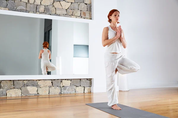 Yoga en ben balansera Tree pose på trägolv — Stockfoto