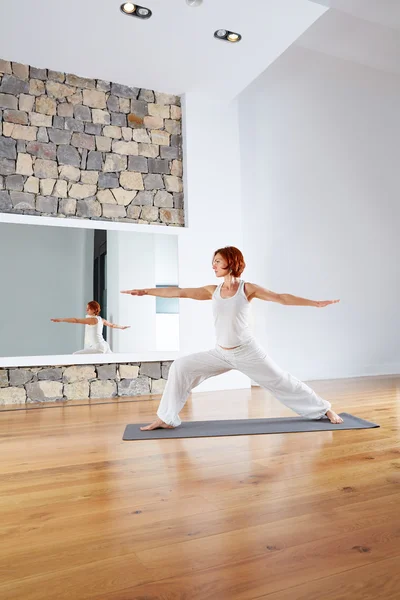 Yoga Guerrero dos II posan en suelo de madera — Foto de Stock