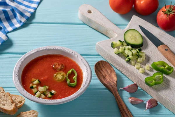 가스파초 Gazpacho Andaluz 스페인의 안달루시아 토마토 수프로 배경에오이 후추를 얹는다 — 스톡 사진