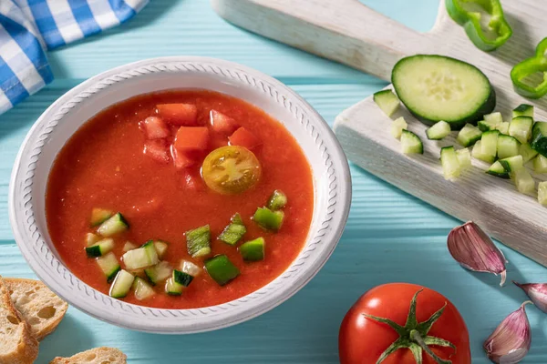 가스파초 Gazpacho Andaluz 스페인의 안달루시아 토마토 수프로 배경에오이 후추를 얹는다 스톡 사진