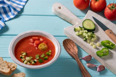 Gazpacho Andaluz, İspanya 'dan gelen, salatalık, sarımsak ve biberli soğuk domates çorbası.