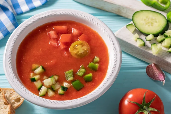 가스파초 Gazpacho Andaluz 스페인의 안달루시아 토마토 수프로 배경에오이 후추를 얹는다 로열티 프리 스톡 이미지