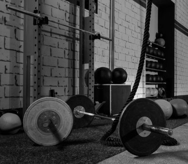 Barbell bar çan ve ip bir spor salonunda