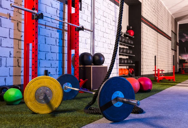 Halters in een sportschool bar klokken en touw — Stockfoto