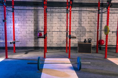 Spor salonu kimse barbell kettlebells ve barlar ile