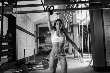 bir kettlebell kaldırma spor salonunda esmer kız
