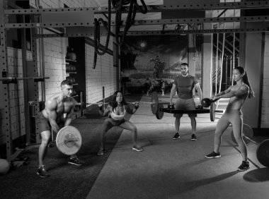 spor salonunda grup halter egzersiz erkekler ve kızlar