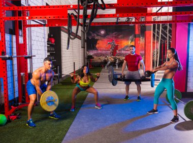 spor salonunda grup halter egzersiz erkekler ve kızlar